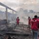 Petugas Damkar Pemkab Toba berupaya memadamkan api yang melahap Cafe Happy di Kecamatan Laguboti, Rabu (22/5). Waspada/Ist