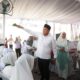 Bupati Sergai H. Darma Wijaya didampingi Wabup Sergai H. Adlin Tambunan tepung tawar calon jamaah haji Sergai. Waspada/ist