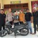 Kapolsek Langsa Timur IPTU Aulia Budiman, S.H.,M.H bersama anggota saat mengamankan tersangka RS di Mapolsek Langsa Timur, Jumat (23/5). Waspada/ist