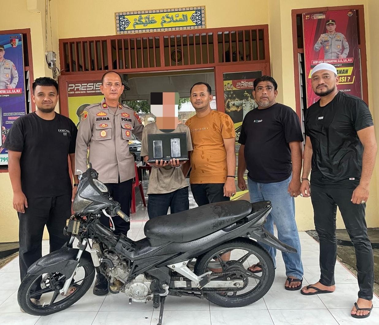 Kapolsek Langsa Timur IPTU Aulia Budiman, S.H.,M.H bersama anggota saat mengamankan tersangka RS di Mapolsek Langsa Timur, Jumat (23/5). Waspada/ist