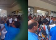 Massa KNPI saat melakuka aksi unjuk rasa di kantor KPU Simalungun, Senin (20/5).(Waspada/Hasuna Damanik).