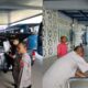 Tampak dalam gambar Kapolres Sabang, AKBP Erwan, SH, MH membagi beras sembako ke Buruh Pelabuhan Balohan Sabang.(Waspada/ist)