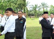 Pj. Bupati Padang Lawas, Dr Edy Junaedi Harahap melalui Sekda Arpan Nasution menyerahkan SK P3K kepada 135 guru usai upacara peringatan Hari Pendidikan Nasional tahun 2024.(Waspada/Ist)