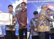 Pj Gubernur Aceh Bustami menyerahkan penghargaan Juara I Posyantek terbaik tahun 2024 kepada Faisal (kiri), Ketua Posyantek Naturi Aceh Besar, dan penghargaan Juara III Posyantek terbaik tahun 2024 kepada Maulizan (kanan), Ketua Posyantek Maju Bersama Aceh Besar, usai pembukaan TTG ke-25 Aceh di Suka Makmue, Nagan Raya, Kamis (9/5) malam. (Waspada/Ist)