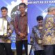 Pj Gubernur Aceh Bustami menyerahkan penghargaan Juara I Posyantek terbaik tahun 2024 kepada Faisal (kiri), Ketua Posyantek Naturi Aceh Besar, dan penghargaan Juara III Posyantek terbaik tahun 2024 kepada Maulizan (kanan), Ketua Posyantek Maju Bersama Aceh Besar, usai pembukaan TTG ke-25 Aceh di Suka Makmue, Nagan Raya, Kamis (9/5) malam. (Waspada/Ist)
