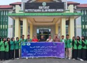 Dekan Fakultas Tarbiyah dan Ilmu Keguruan (FTIK) Institut Agama Islam Negeri (IAIN) Langsa Dr. Amiruddin Yahya Azzawiy. MA saat pelepasan mahasiswa Prodi Pendidikan Bahasa Arab (PBA) mengikuti kegiatan Silaturahmi Mahasiswa Bahasa Arab (SIMBA) XI di Kota Jambi, di halaman Biro Rektorat kampus setempat, Kamis (9/5). Waspada/dede