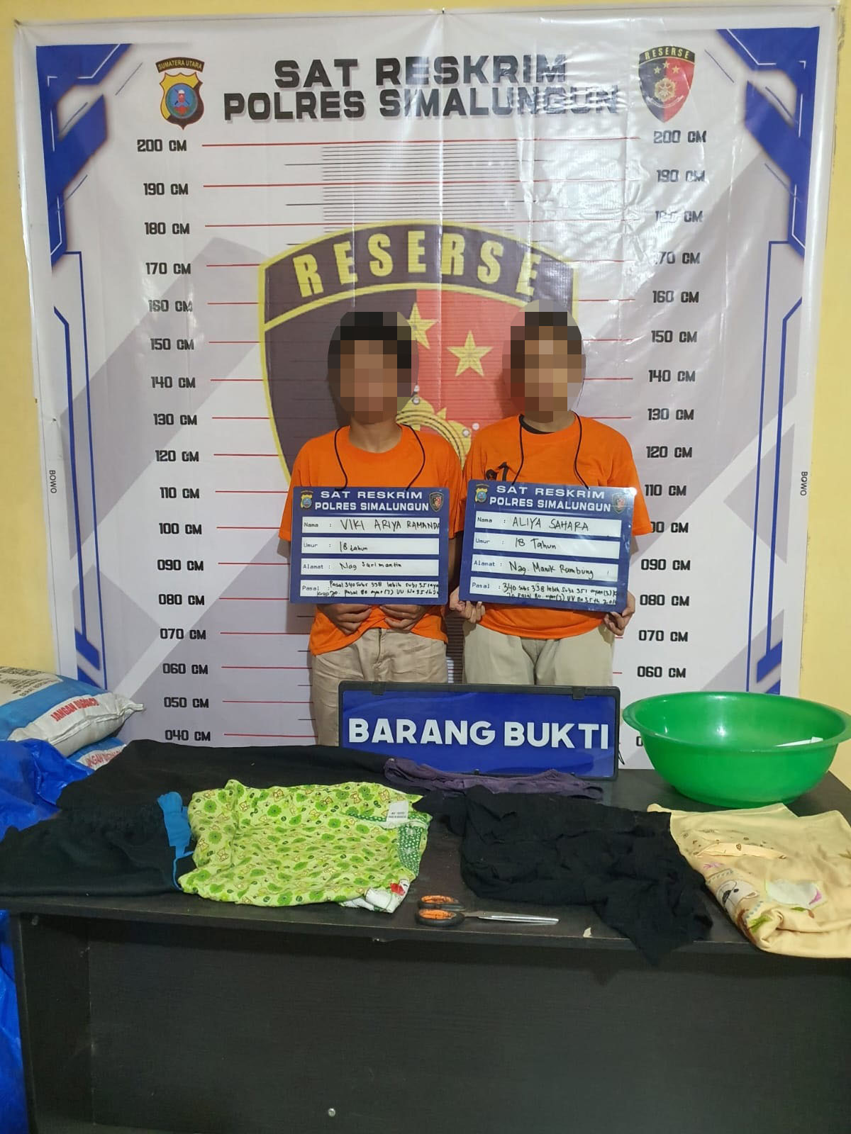 Tersangka VAR dan AS serta barang bukti saat diamankan di Sat Reskrim Polres Simalungun.(Waspada/ist).