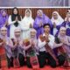 Wali Kota Susanti Dewayani (enam kiri berdiri) pose bersama penari Sanggar Tari Tuna Rungu Wicara dan lainnya saat Milad ke-62 WI Pematangsiantar di kampus Stikom, Jl. Jend. Sudirman, Kamis (23/5).(Waspada-Ist).