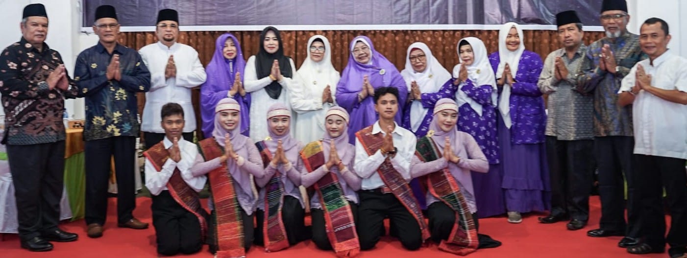 Wali Kota Susanti Dewayani (enam kiri berdiri) pose bersama penari Sanggar Tari Tuna Rungu Wicara dan lainnya saat Milad ke-62 WI Pematangsiantar di kampus Stikom, Jl. Jend. Sudirman, Kamis (23/5).(Waspada-Ist).