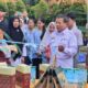 Kadisdikbud Edi Widodo didampingi Kepala Sekolah SMPN 3 Gunung Meriah Suriadi, saat pemotongam pita puluncuran buku cerpen Antalogi, di Halaman Sekolah SMPN 3 Gunung Meriah, Rabu kemarin. WASPADA/Ist