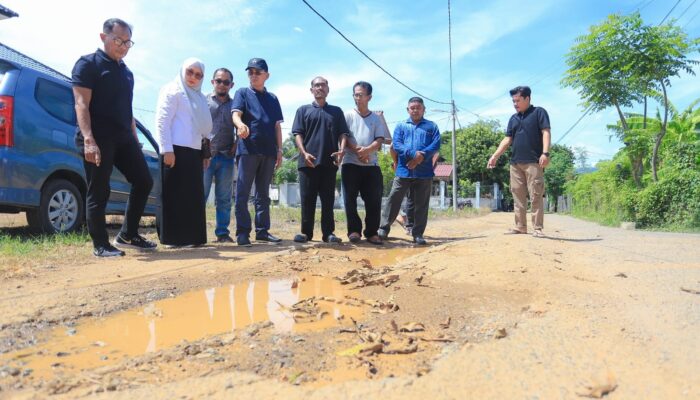 Pj Wali Kota Tinjau Jalan Rusak Di Permukiman Warga