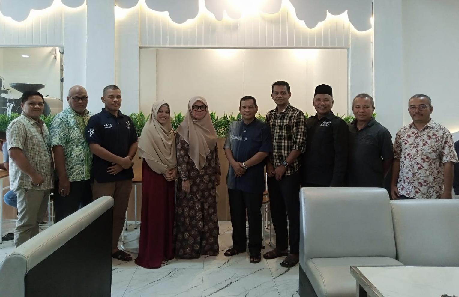 Pengurus Organisasi Daerah Ikatan Cendikiawan Muslim Indonesia (ORDA ICMI) Kota Langsa saat memperkuat ukhuwah atau soliditas antar sesama pengurus melalui halal bihalal di ruang VIP Poska Kupi, Kota Langsa, Kamis (9/5).Waspada/dede