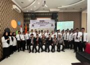   KETUA Bawaslu Provsu M. Aswin Diapari Lubis dan Ketua Bawaslu Kab Batubara M.Amin Lubis foto bersama seusai pelantikan dan pembekalan Panwaslu Kecamatan se Kabupaten Batubara pada Pilkada serentak 2024.Waspada/Ist