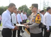 Kapolres Batubara AKBP Taufiq Hidayat Thayeb memberikan penghargaan terhadap personel yang berkinerja baik. (Waspada/ist)