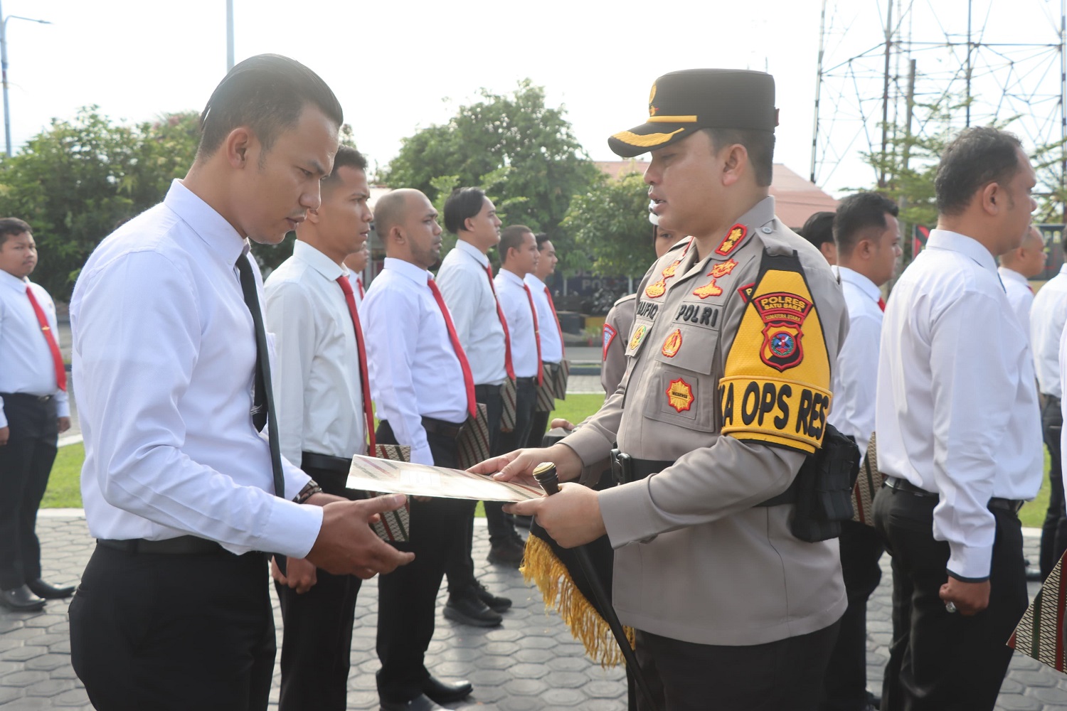 Kapolres Batubara AKBP Taufiq Hidayat Thayeb memberikan penghargaan terhadap personel yang berkinerja baik. (Waspada/ist)