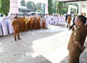Pj Bupati Aceh Besar, Muhammad Iswanto pimpin upacara apel bersama sekaligus memberikan arahan di RUSD Aceh Besar, Kecamatan Indrapuri, Aceh Besar, Senin (27/5). (Waspada/Ist)