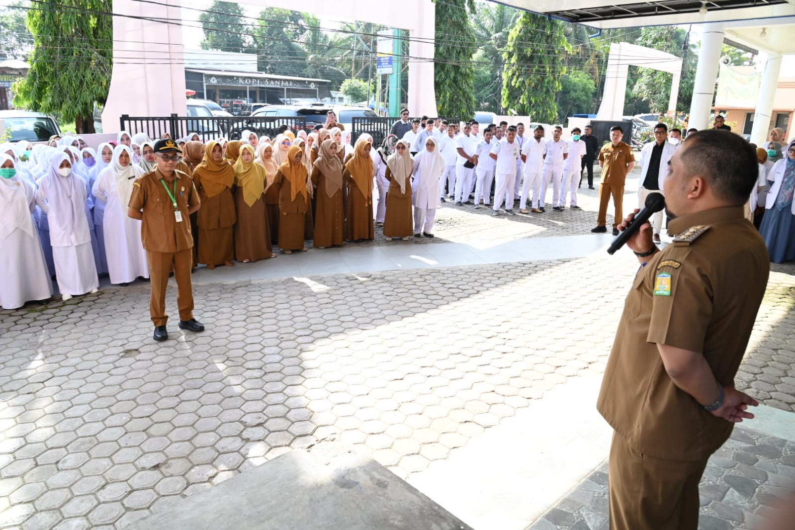 Pj Bupati Aceh Besar, Muhammad Iswanto pimpin upacara apel bersama sekaligus memberikan arahan di RUSD Aceh Besar, Kecamatan Indrapuri, Aceh Besar, Senin (27/5). (Waspada/Ist)