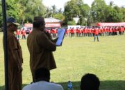Penjabat Bupati Aceh Utara Dr Mahyuzar, MSi, mengukuhkan Pengurus Kampung Siaga Bencana (KSB) Kecamatan Banda Baro, Senin ( 27/5). Waspada/ist