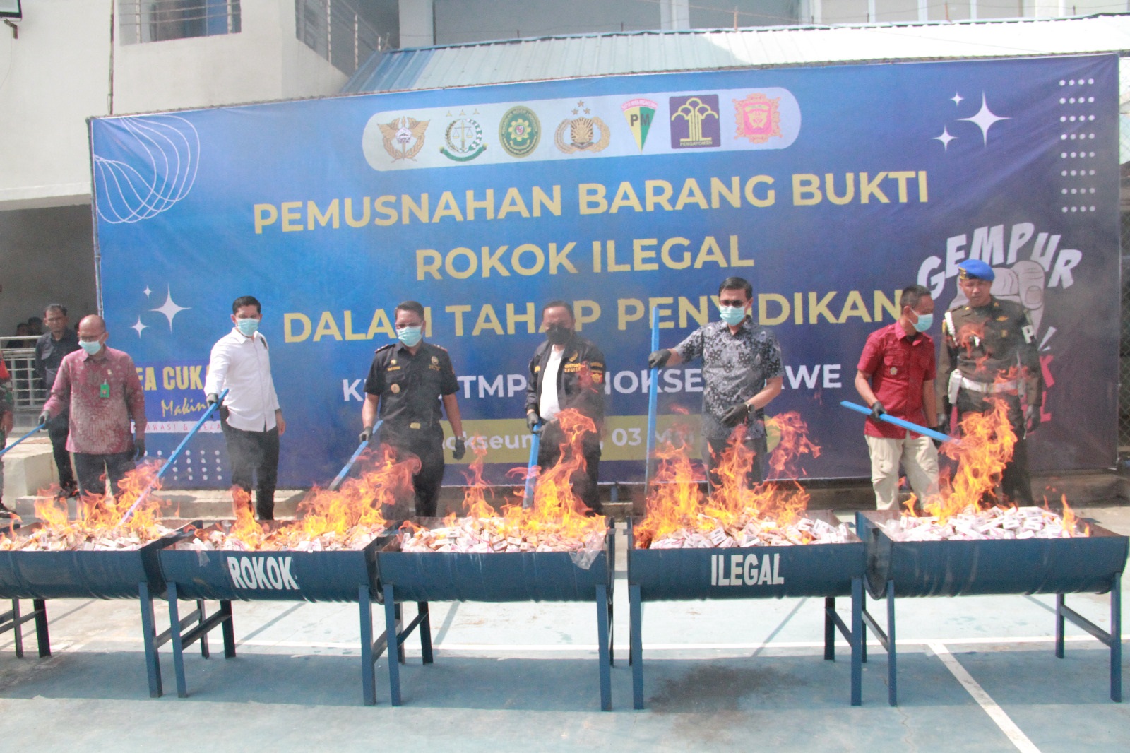 Di Halaman KPPBC Tipe Madya Pabean C Lhokseumawe, Jumat (3/5), berlangsung kegiatan pemusnahan 298.000 batang rokok ilegal berbagai merk dan jenisnya. Waspada / Zainuddin. Abdullah