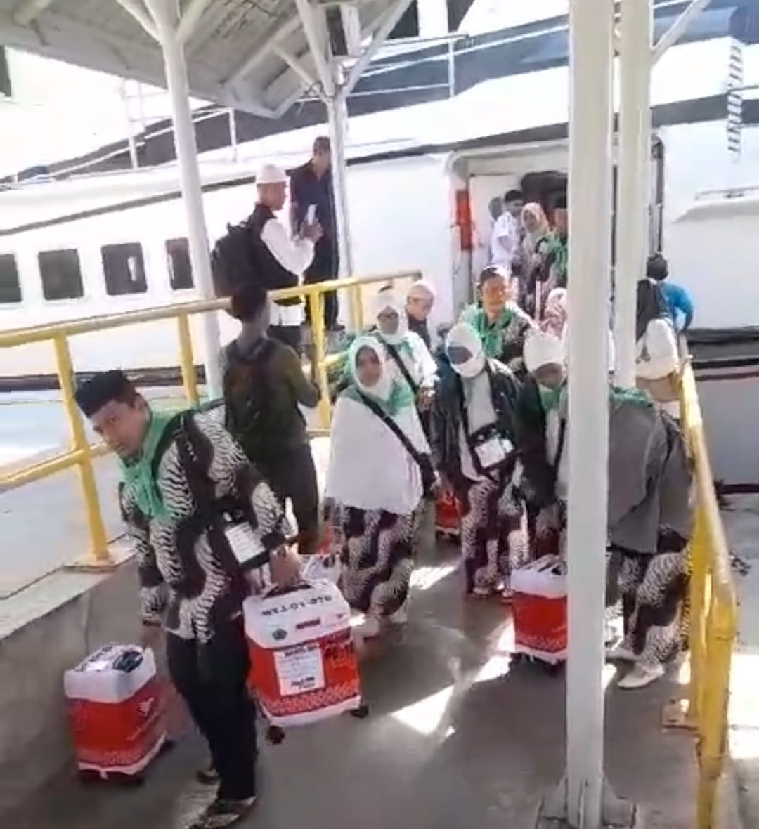 Tampak dalam gambar Calon Jamaah Haji Sabang turun dari kapal cepat di Pelabuhan Ulee Lhee Banda Aceh. (Waspada/ist)