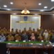 Assisten II Pemko Langsa, Junaidi didampingi Wakil Ketua Komisi Informasi Aceh, Andi Rahmadsyah, berfoto bersama saat acara Penguatan Pejabat Pengelola Informasi dan Dokumentasi (PPID) Kota Langsa, di ruang rapat Wali Kota Langsa, Senin (27/5).Waspada/Rapian.