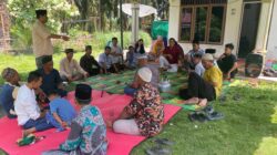 Sejumlah kerabat dan sahabat sedang takziah di di kediaman Galang Pradana di Desa Desa Prapat Janji, Kec Buntu Pane Kab Asahan, yang merupakan alah satu daru dua korban yang ditemukan tewas di Sungai Pematang Siantar. Waspada/Bustami Chie Pit