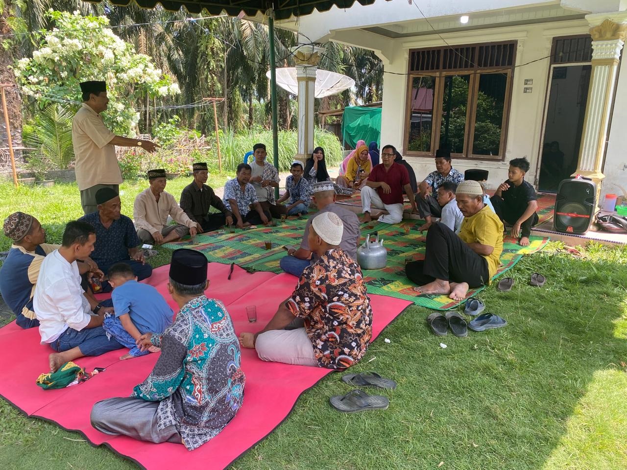 Sejumlah kerabat dan sahabat sedang takziah di di kediaman Galang Pradana di Desa Desa Prapat Janji, Kec Buntu Pane Kab Asahan, yang merupakan alah satu daru dua korban yang ditemukan tewas di Sungai Pematang Siantar. Waspada/Bustami Chie Pit