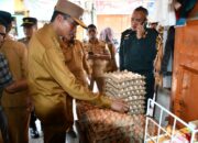 Pj Wali Kota Langsa, Syaridin saat memantau harga bahan pokok di pusat pasar Kota Langsa, untuk mengendalikan inflasi, Senin, (27/5). Waspada/Rapian