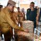 Pj Wali Kota Langsa, Syaridin saat memantau harga bahan pokok di pusat pasar Kota Langsa, untuk mengendalikan inflasi, Senin, (27/5). Waspada/Rapian