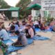 Anggota Plasma KUD Kuala Tunak saat mendatangi Kantor KMS PT SSS baru-baru jni. (Waspada/ist).