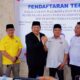 Irsan Efendi Nasution mendaftar ke Perindo Padangsidimpuan yang diterima oleh Ketua Arif Lubis dan unsur pengurus. (Waspada/Sukri Falah Harahap)