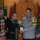 Pj Bupati Aceh Besar Muhammad Iswanto, menyerahkan cindera mata Kapolda Aceh Irjen Pol Achmad Kartiko SIK MH, dalam kunjungan kerjanya ke Mapolres Aceh Besar, di Kota Jantho, Jumat (3/5). (Waspada/Ist)