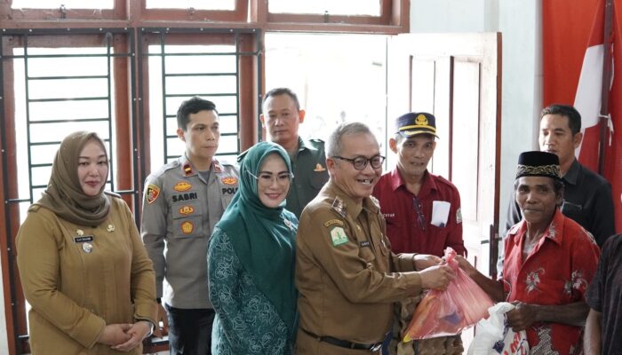 Pj Bupati Salurkan Bapang Miskin Ekstrem Dan Pangan B2SA Di 3 Kecamatan