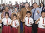 Wali Kota P.Siantar Serahkan Bantuan Peserta Didik Tingkat SD Dan SMP