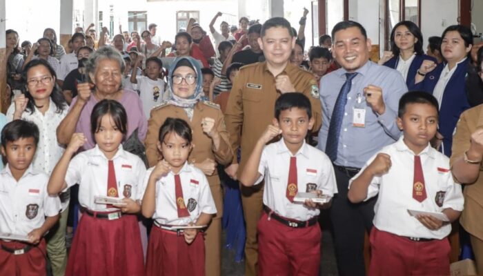 Wali Kota P.Siantar Serahkan Bantuan Peserta Didik Tingkat SD Dan SMP