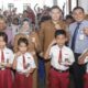 Wali Kota Pematangsiantar Susanti Dewayani (empat kiri baris kedua) pose bersama siswa dan lainnya usai menyerahkan penyaluran bantuan peserta didik tingkat SD dan SMP di kantor Camat Siantar Marimbun, Jl. Bahkora II, Senin (27/5) siang.(Waspada-Ist).