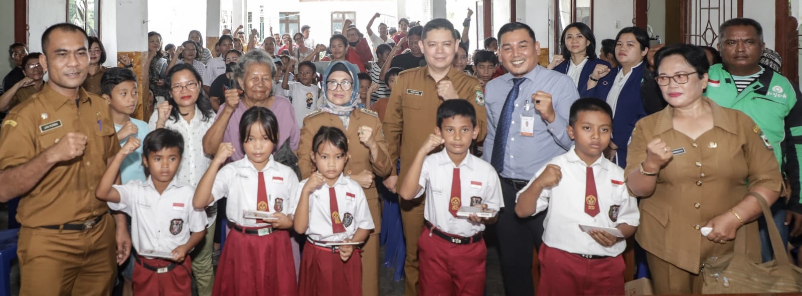 Wali Kota Pematangsiantar Susanti Dewayani (empat kiri baris kedua) pose bersama siswa dan lainnya usai menyerahkan penyaluran bantuan peserta didik tingkat SD dan SMP di kantor Camat Siantar Marimbun, Jl. Bahkora II, Senin (27/5) siang.(Waspada-Ist).
