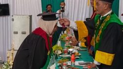 Rektor IAIN Langsa, Prof. Dr. Ismail Fahmi Arrauf Nasution, MA saat mengukuhkan sarjana strata I dan magister di Aula Laboratoriun Terpadu kampus setempat, Selasa (28/5). Waspada/dede