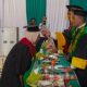 Rektor IAIN Langsa, Prof. Dr. Ismail Fahmi Arrauf Nasution, MA saat mengukuhkan sarjana strata I dan magister di Aula Laboratoriun Terpadu kampus setempat, Selasa (28/5). Waspada/dede