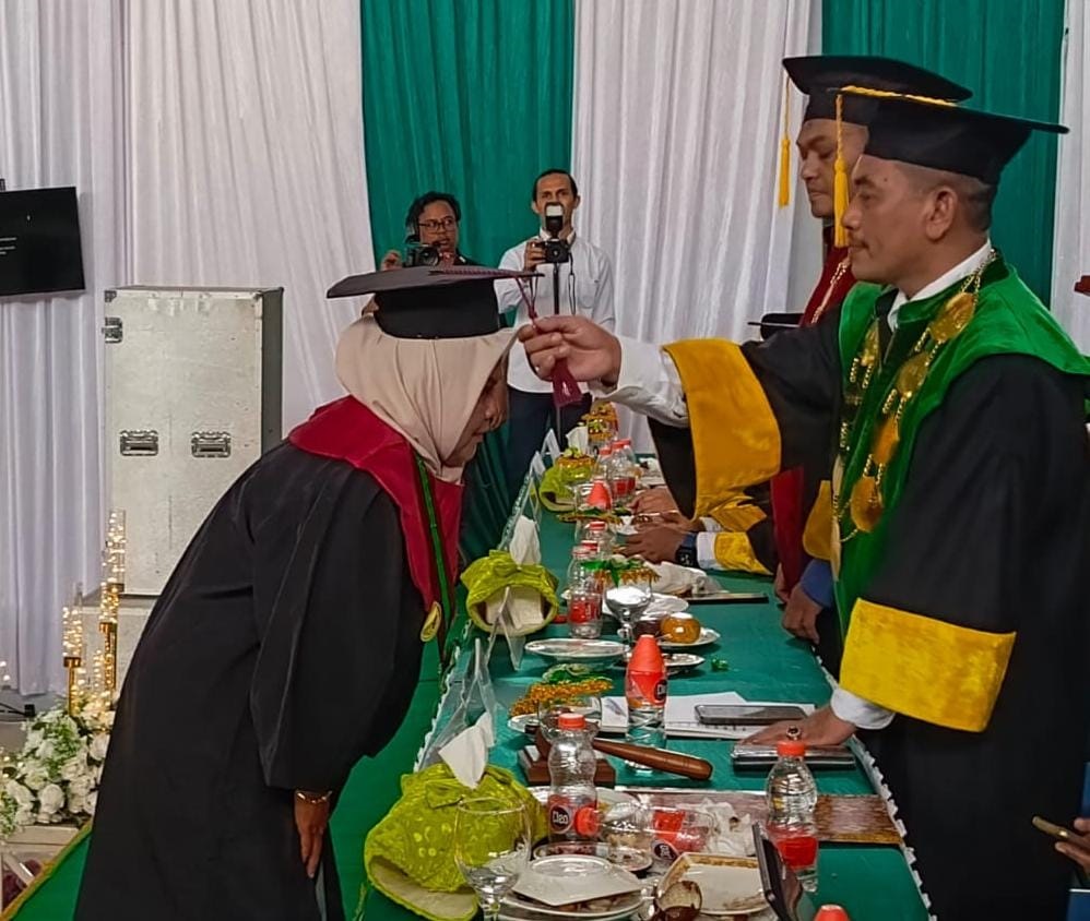 Rektor IAIN Langsa, Prof. Dr. Ismail Fahmi Arrauf Nasution, MA saat mengukuhkan sarjana strata I dan magister di Aula Laboratoriun Terpadu kampus setempat, Selasa (28/5). Waspada/dede