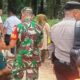 KANIT Reskrim Polsek Besitang Ipda W Situmorang berbicara dengan salah seorang keluarga korban. Waspada/Asrirrais