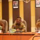 Sekdakab Aceh Besar Sulaimi memimpin Rapat Koordinasi Kesepakatan Bersama antara Pemerintah Kabupaten Aceh Besar dengan Pemerintah Kota Sabang terkait dengan Kerjasama Antar Daerah dalam rangka pengendalian inflasi di Aula H Sanusi Wahab, Kantor Bupati Aceh Besar, Selasa (28/5). (Waspada/Ist)