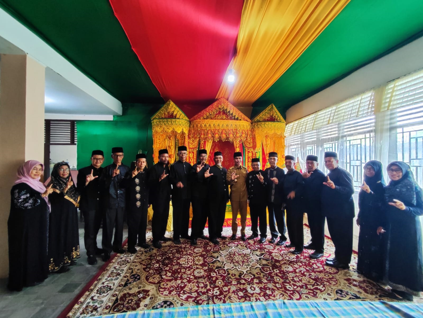 Pj Wali Kota foto bersama dengan para pengurus MAA. (Waspada/Ibnu Sa'dan)