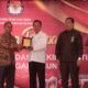 Ketua KPU Sergai Agusli Matondang saat memberikan penghargaan kepada Pemkab Sergai diterima Staf Ahli Bupati Zulfikar di sela peluncuran tahapan Pemilihan Bupati dan Wakil Bupati Sergai tahun 2024, Rabu (8/5) di halaman kantor KPU Sergai di Desa Firdaus Kec.Sei Rampah.(Waspada/Edi Saputra)