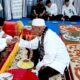 Ketua MPU Kabupaten Pidie Tgk H Muhammad Ismi mempesijuek (tepung tawari-red) Pj bupati Pidie bersama istri, di Pendopo bupati setempat, Selasa (28/5). Proses ini dilakukan jelang keberangkatan ke tanah suci untuk melaksanakan ibadah haji. Waspada/Muhammad Riza