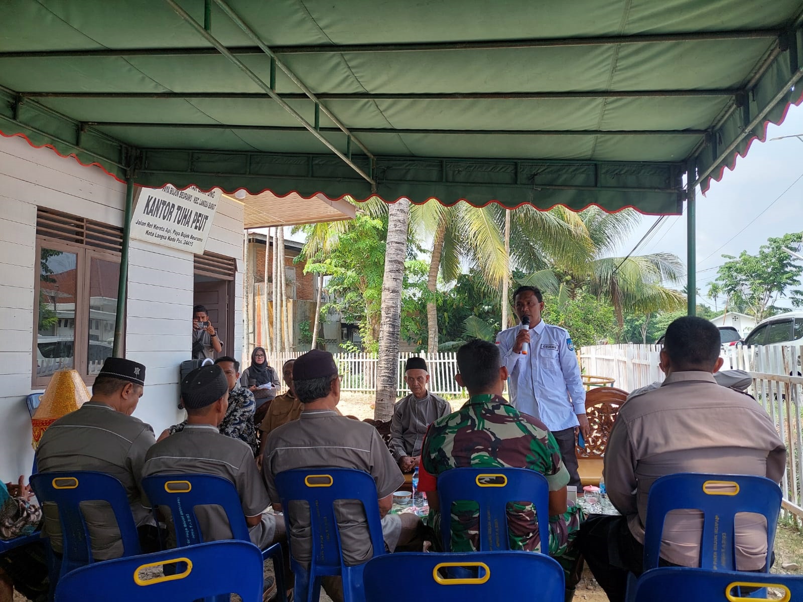 Geuchik Gampong Paya Bujok Beuramoe (PBB), Zubaili saat memberikan sambutannya usai peresmian tiga Gedung Workshop diantaranya BUMDes Mita Dinar, PAUD Geunaseh Poma, dan Sekretariat TPG, di Jalan Rel Kereta Api, Gampong Paya Bujok Beuramo, Kecamatan Langsa Barat, Selasa (28/5). Waspada/Rapian