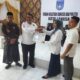 Kaban Kesbangpol Kota Langsa, Drs Zulhadisyah saat menerima penghargaan dari UDD PMI Kota Langsa dalam aksi donor darah, di Aula Kesbangpol Langsa, Rabu (29/5). Waspada/Rapian.