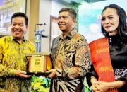 Bupati Simalungun Radiapoh H Sinaga foto bersama dengan Kolonel Inf Agustatius Sitepu bersama istri, pada acara pisah sambut di Hotel Grand Zuri Kota Pematangsiantar, Rabu (8/5) malam.(Waspada/ist).