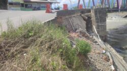 Pj Bupati Syakir terkesan cuek perbaikan tanggul pengaman Jembatan Mbarung Agara Nyaris Putus. Waspada/Seh Muhammad Amin
