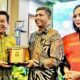 Bupati Simalungun Radiapoh H Sinaga foto bersama dengan Kolonel Inf Agustatius Sitepu bersama istri, pada acara pisah sambut di Hotel Grand Zuri Kota Pematangsiantar, Rabu (8/5) malam.(Waspada/ist).